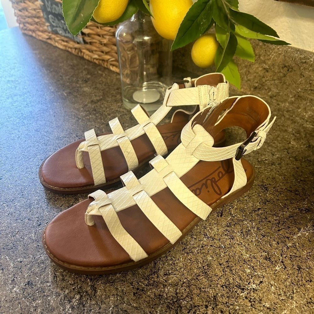 New ZODIAC
Calypso Sandal In White 7